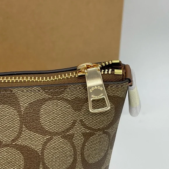 Coach Gallery Tote Bag in Signature Canvas - Picture 8 of 12